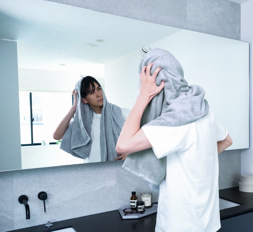 ふんわり手触りが良く、吸水性の高さや軽さのバランスが取れたEinen Towelをお風呂上がりで使用する男性