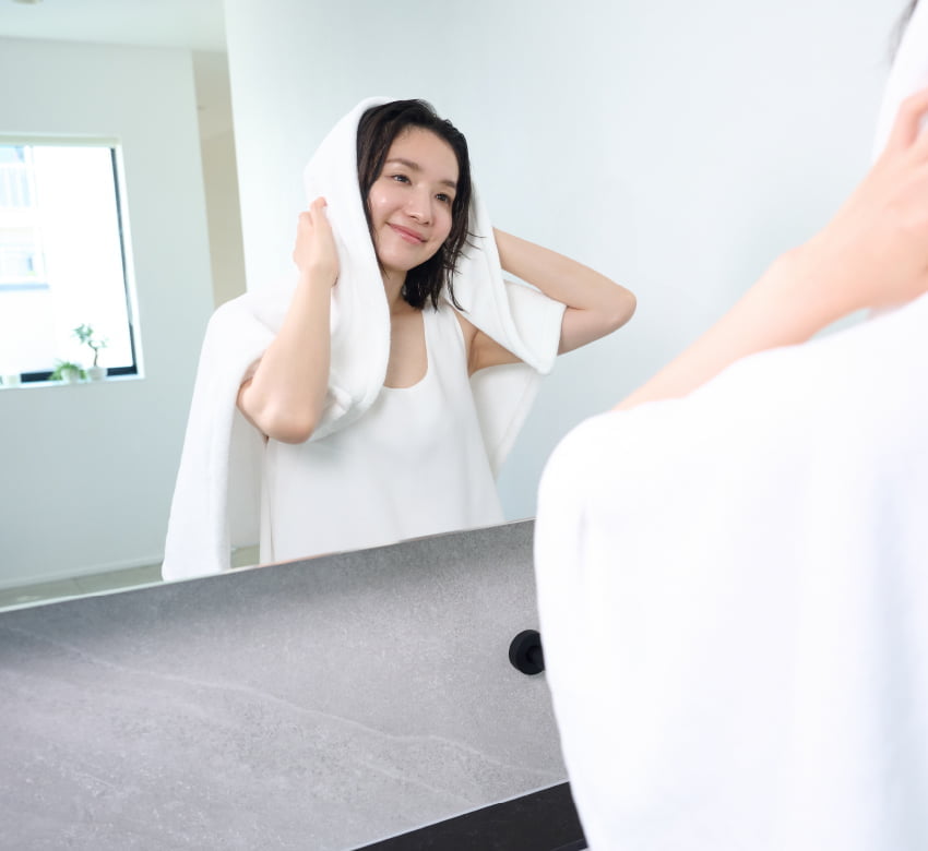 お風呂上がりのヘアドライや拭き上げに使うタオル。吸水力が高くドライヤーの時間が短縮できるOnsoku Towelを利用する女性