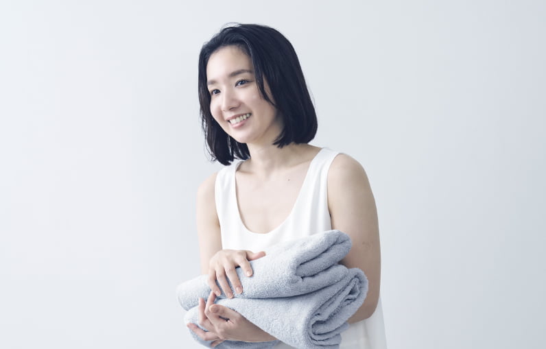 munioのEinen Towelを持つ女性