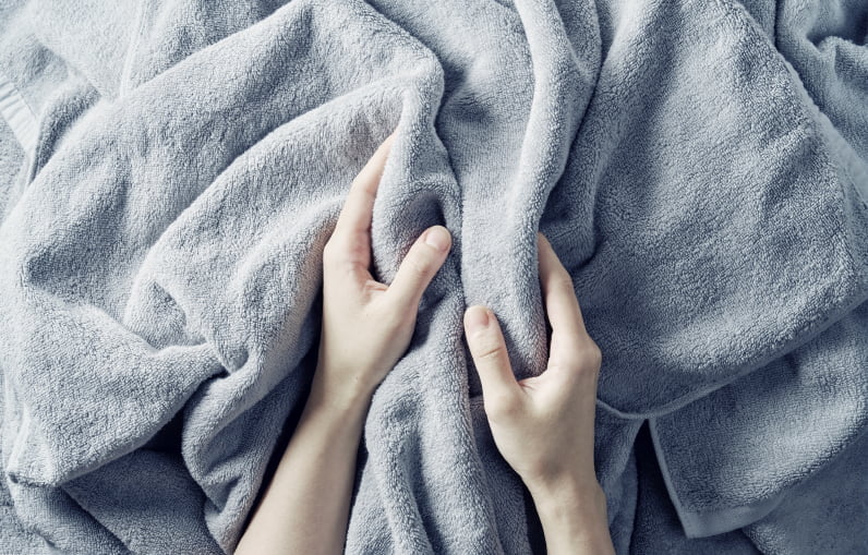 munioのEinen Towelを触る手