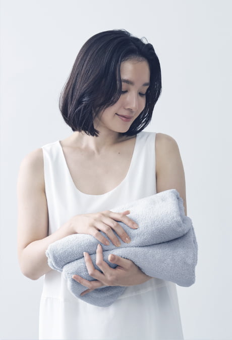 munioのタオルを持つ女性