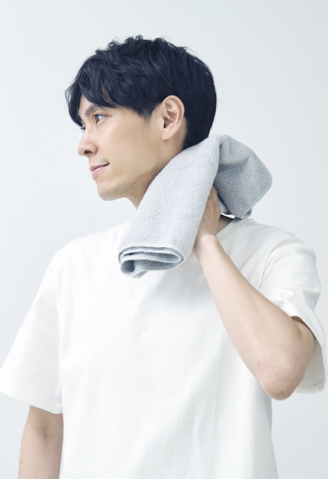 munioのタオルで肌を拭く男性