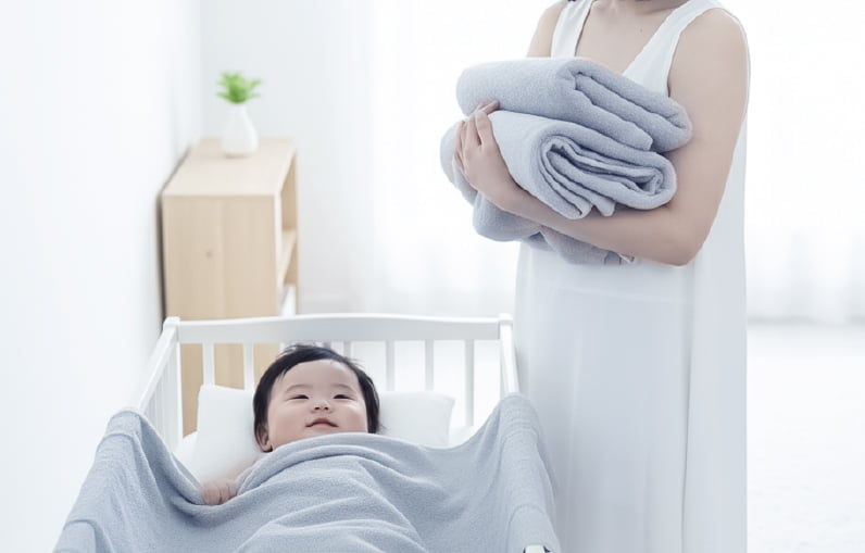 ふんわりタオルで眠りにつく赤ちゃん