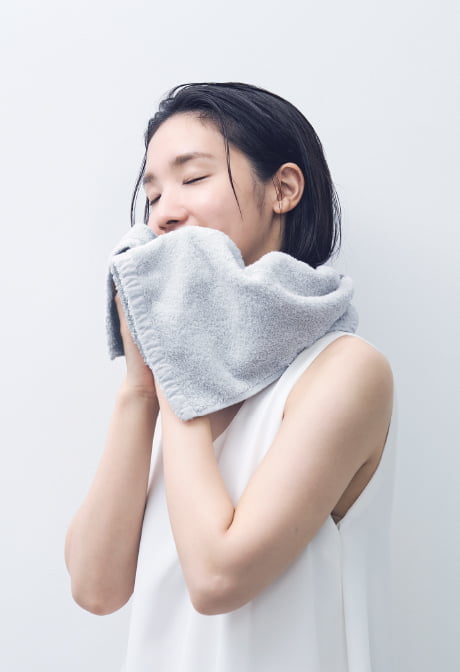 タオルの良い匂いを嗅ぐ女性