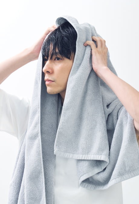 munioのタオルで髪の毛を拭く男性