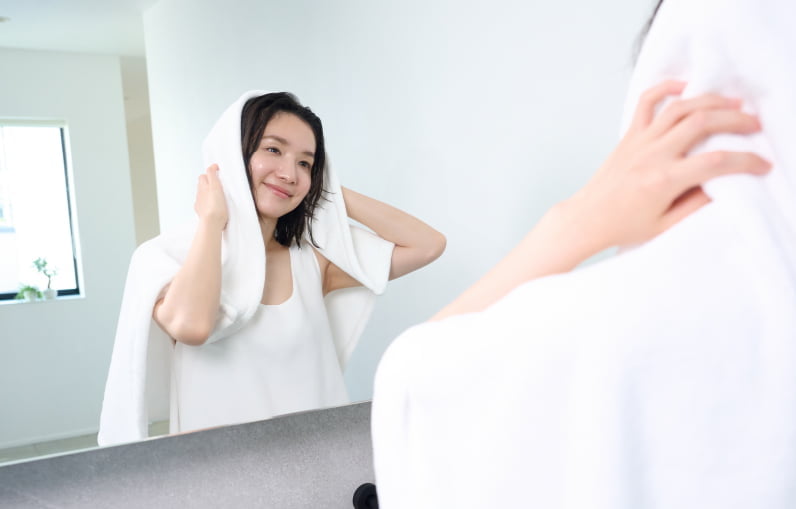 munioのOnsoku Towelを利用して髪を拭く女性