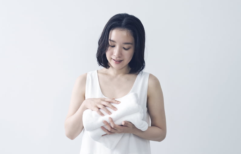 munioのOnsoku Towelを持つ女性