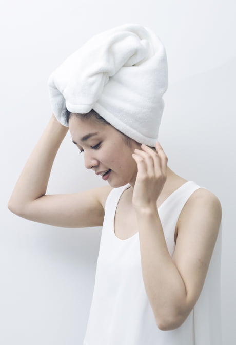 お風呂上がりにmunioのオンソクタオルを使用している女性