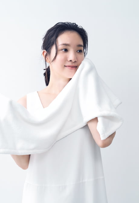 munioのオンソクタオルで肌を拭く女性