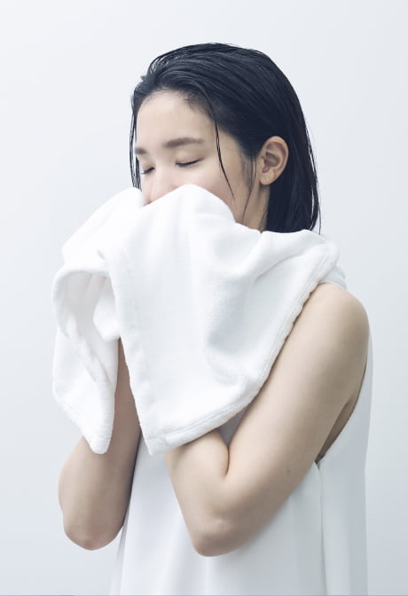 munioのオンソクタオルの匂いを嗅ぐ女性