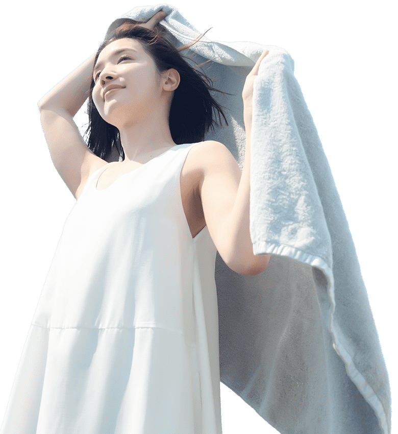 munioのタオルを持つ購入して満足する女性