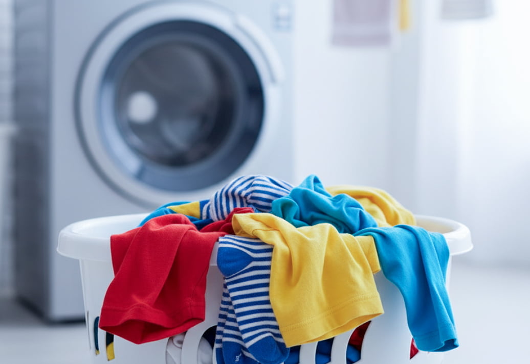 選択カゴに洗濯物が溜まっている